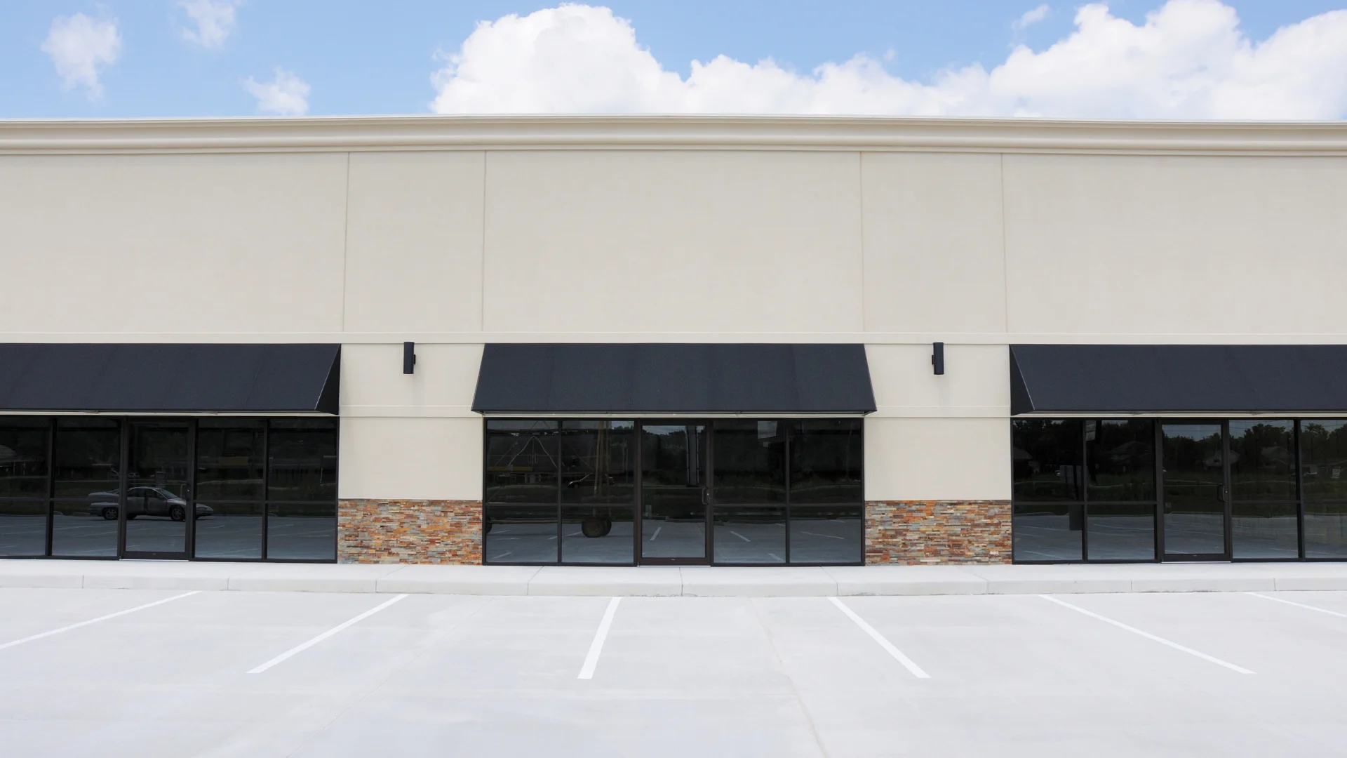 outside of a vacant building for healthcare real estate